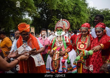 Neu Delhi, Neu Delhi, Indien. 21.. Juli 2022. Mitglieder und Anhänger der Bharatiya Janata Party (BJP) feiern die Führung des Präsidentschaftskandidaten der NDAs, Draupadi Murmu, während der Auszählung der Stimmen für den indischen Präsidenten 15. in Neu-Delhi. Draupadi Murmu wurde 15. zur Präsidentin Indiens gewählt, nachdem sie die Präsidentschaftswahlen gewonnen hatte. Draupadi Murmu ist die erste Präsidentin der Stammesgemeinschaft. (Bild: © Kabir Jhangiani/Pacific Press via ZUMA Press Wire) Stockfoto