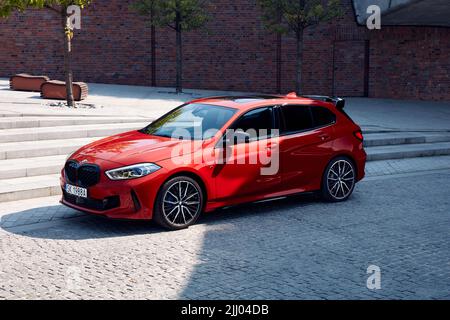 Roter BMW M135i vor dem NOSPR-Konzertsaal. Modell F40, Baujahr 2019. 306 PS Motor, Beschleunigung 0-100 km-h - 4,8 s Katowice, Polen- 09,1 Stockfoto