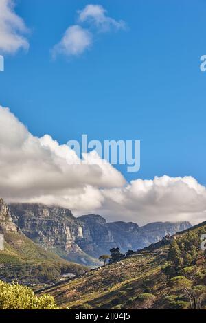 Die Landschaft der 12 Apostles Bergkette in Kapstadt, Südafrika, sieht wunderschön aus mit blauem Himmel, weißen und grauen Wolken. Atemberaubende Aussicht auf Stockfoto