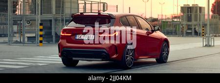 Roter BMW M135i in einem Einkaufszentrum Parkplatz. Modell F40, Baujahr 2019. 306 ps Motor, Beschleunigung 0-100 km-h: 4,8 s. Katowice, Polen - Septemb Stockfoto