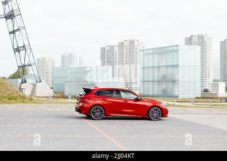 Roter BMW M135i vor dem Schlesischen Museum. Modell F40, Baujahr 2019. 306 PS Motor, Beschleunigung 0-100 km-h - 4.8 s Katowice, Polen, 09.16.2 Stockfoto