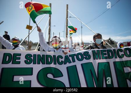 La Paz, Bolivien. 21.. Juli 2022. Mitglieder einer Gewerkschaft der Beschäftigten des Gesundheitswesens nehmen an einem Protest gegen die Regierung Teil. Quelle: Radoslaw Czajkowski/dpa/Alamy Live News Stockfoto