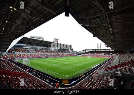 Ein allgemeiner Blick auf das Innere des Brentford Community Stadions, Heimat des Brentford Football Clubs vor dem Start. UEFA Women's Euro England 2022, Viertelfinalspiel, Deutschland Frauen gegen Österreich Frauen im Brentford Community Stadium in London am Donnerstag, den 21.. Juli 2022. Dieses Bild darf nur für redaktionelle Zwecke verwendet werden. Nur zur redaktionellen Verwendung, Lizenz für kommerzielle Nutzung erforderlich. Keine Verwendung bei Wetten, Spielen oder Veröffentlichungen in einem Club/einer Liga/einem Spieler. Bild von Steffan Bowen/Andrew Orchard Sports Photography/Alamy Live News Stockfoto