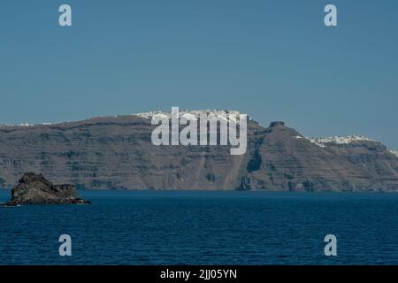 Panoramablick auf Imerovigli, Firostefani und Fira in Santorini Stockfoto