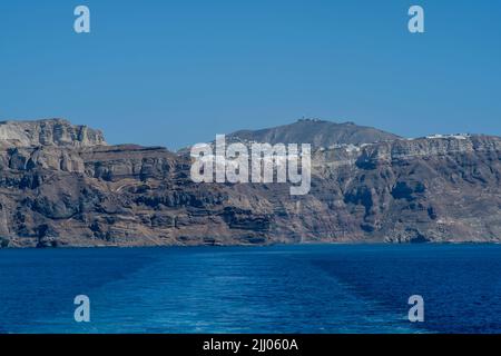 Panoramablick auf Imerovigli, Firostefani und Fira in Santorini Stockfoto