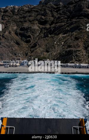 Santorini, Griechenland - 14. Mai 2021 : Blick auf Schaum und Wellen, die von einem Fährschiff aus dem Hafen von Athinios Santorini und seinem Bugvisier erzeugt wurden Stockfoto