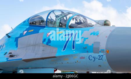 SIAULIAI / LITAUEN - 27. Juli 2019: Die Luftwaffe der Ukraine, Sukhoi Su-27, ist auf der Flugschau Falcon Wings 2019 in Siauliai A stationäre Kampfjet-Flugzeuge Stockfoto