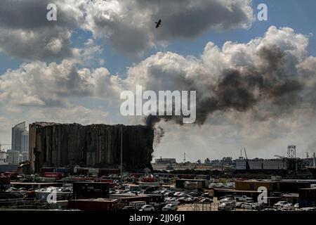 Beirut, Libanon. 21.. Juli 2022. Starker schwarzer Rauch wehte aus den verwüsteten Weizensilos im Hafen von Beirut, wo vor fast zwei Jahren bei einer Explosion mehr als 200 Menschen ums Leben kamen und mehr als 7.000 verletzt wurden. Brände im Hafen von Beirut, die 2020 durch eine enorme Explosion schwer beschädigt wurden, haben das Trauma der libanesischen Gearing zum Jahrestag der tödlichen Explosion wieder angefacht. Quelle: Marwan Naamani/dpa/Alamy Live News Stockfoto