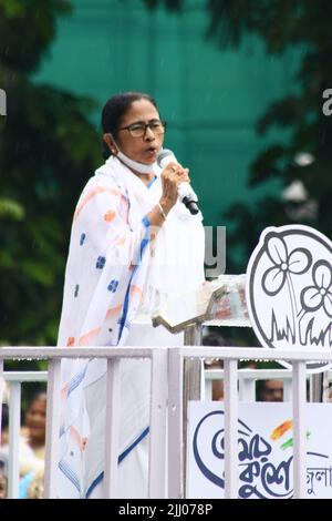 Kalkutta, Indien. 21.. Juli 2022. Die Hauptministerin des westbengalen indischen Staates Mamata Banerjee hält ihre Rede anlässlich des jährlichen Märtyrertages am 21. Juli 2022 in Kalkutta, Indien. (Foto von Dipa Chakraborty/Pacific Press/Sipa USA) Quelle: SIPA USA/Alamy Live News Stockfoto