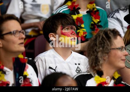 Brentford, Großbritannien. 21.. Juli 2022. Deutschland-Fan schaut am Donnerstag, dem 21.. Juli 2022, beim UEFA Women European Championship Quarter Final zwischen Deutschland und Österreich im Brentford Community Stadium in Brentford zu. (Kredit: Federico Maranesi | MI Nachrichten) Kredit: MI Nachrichten & Sport /Alamy Live Nachrichten Stockfoto