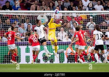 Brentford, Großbritannien. 21.. Juli 2022. Manuela Zinsberger aus Österreich kontrolliert den Ball während des UEFA Women European Championship Quarter Finales zwischen Deutschland und Österreich am Donnerstag, 21.. Juli 2022, im Brentford Community Stadium in Brentford. (Kredit: Federico Maranesi | MI Nachrichten) Kredit: MI Nachrichten & Sport /Alamy Live Nachrichten Stockfoto