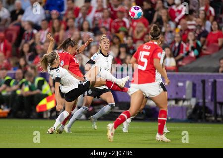 Brentford, Großbritannien. 21.. Juli 2022. Laura Feiersingerin aus Österreich kämpft am Donnerstag, dem 21.. Juli 2022, beim UEFA Women European Championship Quarter Final zwischen Deutschland und Österreich im Brentford Community Stadium, Brentford, um den Ball. (Kredit: Federico Maranesi | MI Nachrichten) Kredit: MI Nachrichten & Sport /Alamy Live Nachrichten Stockfoto