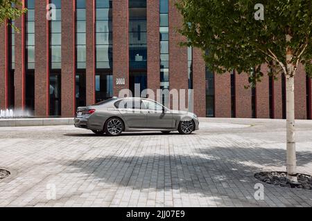 Grauer BMW 740D xFahren Sie vor der NOSPR-Konzerthalle. Modell G12, 340 PS Motor, Beschleunigung 0-100 km-h - 5s. Katowice, Polen, 12.06.2021 Stockfoto