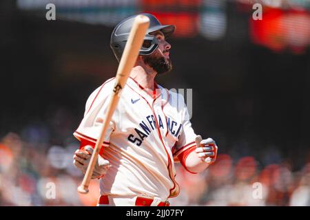 San Francisco, Usa. 17.. Juli 2022. SAN FRANCISCO, KALIFORNIEN - 17. JULI: Brandon Belt (9) von San Francisco Giants trifft am Sonntag, den 17. Juli 2022, im sechsten Inning im Oracle Park in San Francisco, Kalifornien, auf einen Heimlauf gegen Jason Alexander von Milwaukee Brewers (41). (Foto: Shae Hammond/Bay Area News Group/TNS/Sipa USA) Quelle: SIPA USA/Alamy Live News Stockfoto