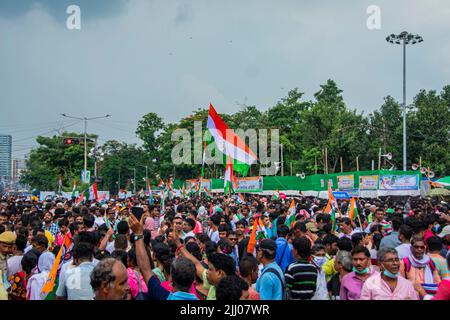 21. Juli 2022, Kalkutta, Westbengalen, Indien: Die Kundgebung zum Märtyrertag 21. Juli ist eine jährliche Massenkundgebung, die vom Trinamool-Kongress organisiert wird, um der Entlassung von Kalkutta 1993 zum Märtyrertag zu gedenken. Mindestens 13 Menschen, die von der Polizei von Kalkutta während einer Kundgebung des West Bengalen Jugendkongresses unter der Führung von Mamata Banerjee am 21. Juli 1993 angeschossen wurden, forderten, dass der Wählerausweis als einziges erforderliches Dokument zur Abstimmung vorgelegt werden sollte. Die letzten zwei Jahre aufgrund der Pandemie der Trinamool Kongress Supremo hatte die Rallye virtuell adressiert, Es ist eine Mega-Feier in diesem Jahr. (Bild: © Sudip Chanda/Pacific Press Stockfoto