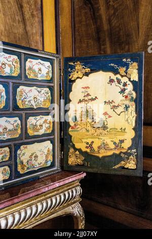 Lackierter Schrank im orientalischen Stil des 18.. Jahrhunderts mit gemalten Szenen im Chinesischen Saal im königlichen Barockpalast Wilanow aus dem 17.. Jahrhundert, Warschau, Polen Stockfoto