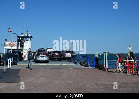 Autos werden auf eine Fähre geladen, die sich darauf vorbereitet, Bayfield, WI, nach Madeline Island im National Lakeshore der Apostle Islands zu verlassen. Stockfoto