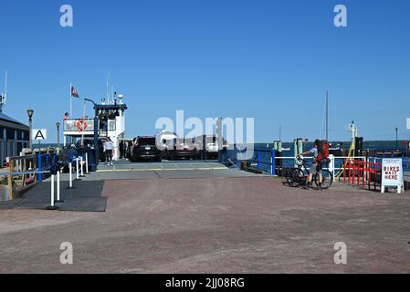 Autos werden auf eine Fähre geladen, die sich darauf vorbereitet, Bayfield, WI, nach Madeline Island im National Lakeshore der Apostle Islands zu verlassen. Stockfoto