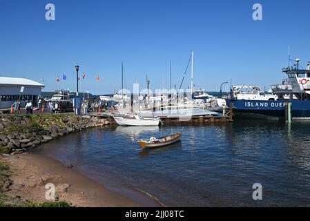 Boote aller Größen drängen den Hafen von Bayfield, WI, der den Apostle Islands National Lakeshore in Lake Superior anstellt. Stockfoto