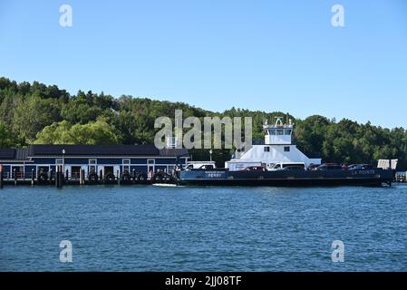 Die Lake Superior Autofähre La Pointe, die von Madeline Island im National Lakeshore der Apostle Islands nach Bayfield zurückkehrt. Stockfoto