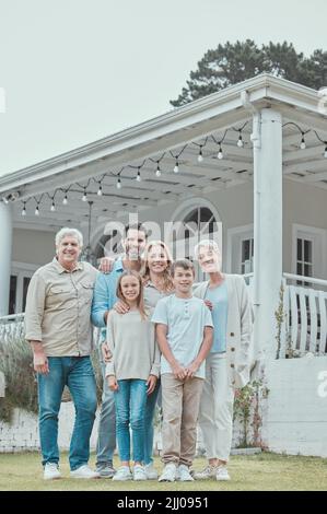 Ohne sie wäre das Leben ziemlich langweilig. Eine Familie, die zu Hause Zeit miteinander verbringt. Stockfoto