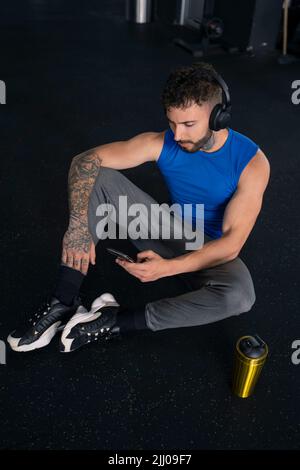 Schöner Mann mit Tattoos in seinem 20s im Fitnessstudio Stockfoto