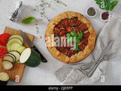 Ratatouille Galette Pie auf hellem Tisch, Zutaten, Top vie, vegetarisch Stockfoto