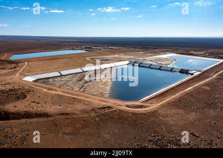 White Mesa, Utah - Teiche in der White Mesa Mill von Energy Fuels Resources. Die Teiche wurden ursprünglich gebaut, um die Uranrückstände der Mühle zu halten, aber inkr Stockfoto