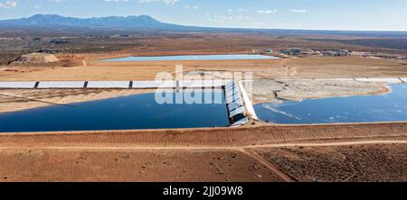 White Mesa, Utah - Teiche in der White Mesa Mill von Energy Fuels Resources. Die Teiche wurden ursprünglich gebaut, um die Uranrückstände der Mühle zu halten, aber inkr Stockfoto