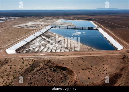 White Mesa, Utah - Teiche in der White Mesa Mill von Energy Fuels Resources. Die Teiche wurden ursprünglich gebaut, um die Uranrückstände der Mühle zu halten, aber inkr Stockfoto