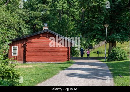 Sonniger Tag im Juli 2022 in Fargargargarden im Stadtpark Abackarna am Motala-Fluss in Norrkoping, Schweden Stockfoto