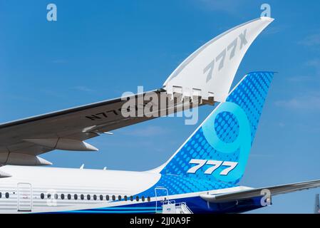 Boeing 777-9, auch bekannt als 777X, Linienflugzeug auf der Farnborough International Airshow 2022. Detail der Faltung Flügel-Spitze und Schwanz Branding Stockfoto