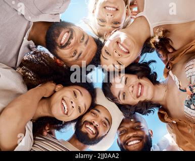 Eine Gruppe von Freunden, die zusammen in einer Gruppe zusammenstehen. Stockfoto
