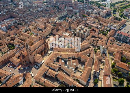 Luftaufnahme des historischen Zentrums von Alba mit der Kathedrale von San Lorenzo. Stockfoto