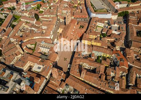 Luftaufnahme des historischen Zentrums von Alba mit der Kathedrale von San Lorenzo. Stockfoto