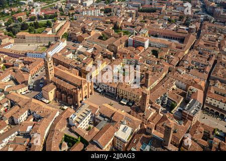 Luftaufnahme des historischen Zentrums von Alba mit der Kathedrale von San Lorenzo. Stockfoto