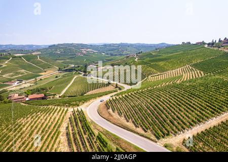 Luftaufnahme der Romantischen Straße der Langhe und Roero zwischen endlosen Landschaften von Weinbergen. Piemont Italien Stockfoto