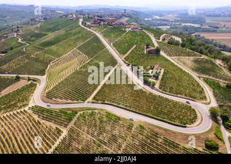 Luftaufnahme der Romantischen Straße der Langhe und Roero zwischen endlosen Landschaften von Weinbergen. Piemont Italien Stockfoto