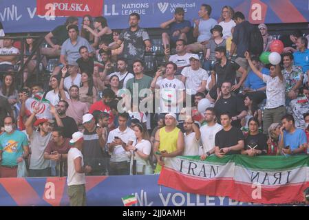 Bologna, Italien. 21.. Juli 2022. Iran-Fans während der Volleyball Nations League Mann - Viertelfinale - Polen gegen Iran, Volleyball-Veranstaltungen in Bologna, Italien, Juli 21 2022 Quelle: Independent Photo Agency/Alamy Live News Stockfoto