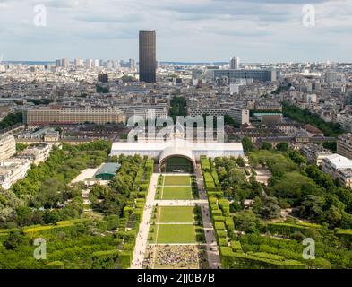 Blick auf den CHAMP de Mars und den Montparnasse-Turm in Paris, Frankreich Stockfoto