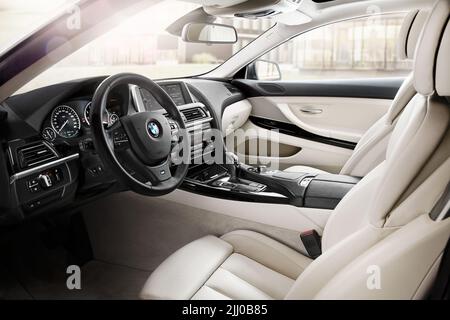 BMW 6 Innenraum in hellem Leder. Blick von der Fahrerseite. Polen, Warschau, 05.11.2013 Stockfoto
