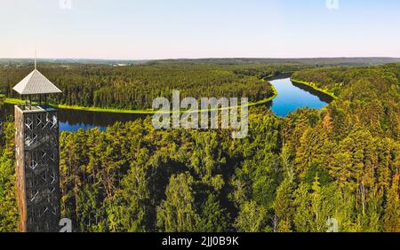 Neman-Flusspanorama vom Aussichtsturm Birstonas in Litauen. Berühmter Fluss im baltikum Stockfoto