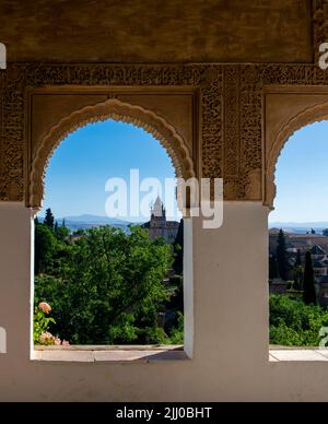 Blick auf die Alhambra-Paläste von den Generalife-Gärten, Granada Stockfoto