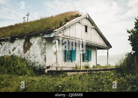 Altes traditionelles Haus in Tambovka Dorf altes Haus am Paravani See. Georgia Sightseeing versteckte Juwelen Stockfoto