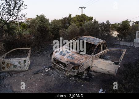 Athen. 21.. Juli 2022. Das am 21. Juli 2022 aufgenommene Foto zeigt ein Fahrzeug, das bei einem Waldbrand in den nordöstlichen Vororten von Athen, Griechenland, verbrannt wurde. Die griechische Regierung kündigte am Donnerstag neue Unterstützungsmaßnahmen für von Bränden heimgesuchte Gebiete an, als die Feuerwehrleute mit der Bekämpfung von Wiederauferstehungen kämpften. Quelle: Lefteris Partsalis/Xinhua/Alamy Live News Stockfoto