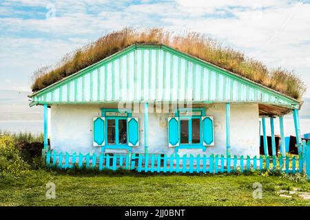 Altes traditionelles Haus in Tambovka Dorf altes Haus am Paravani See. Georgia Sightseeing versteckte Juwelen Stockfoto