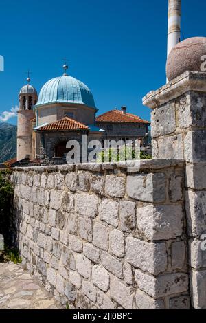 Vertikale Ansicht der römisch-katholischen Kirche „Unsere Liebe Frau von den Felsen“ in Perast Montenegro Stockfoto