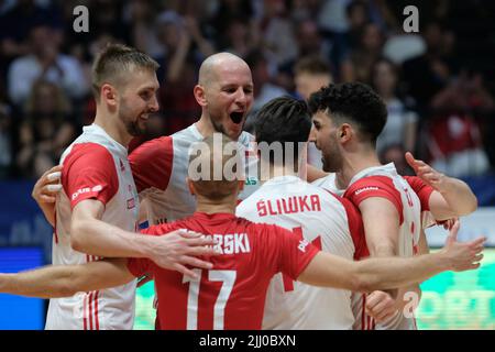 Bologna, Italien. 21.. Juli 2022. Jubel der polnischen Mannschaft während der Volleyball Nations League Mann - Viertelfinale - Polen gegen Iran, Volleyball-Veranstaltungen in Bologna, Italien, Juli 21 2022 Quelle: Independent Photo Agency/Alamy Live News Stockfoto