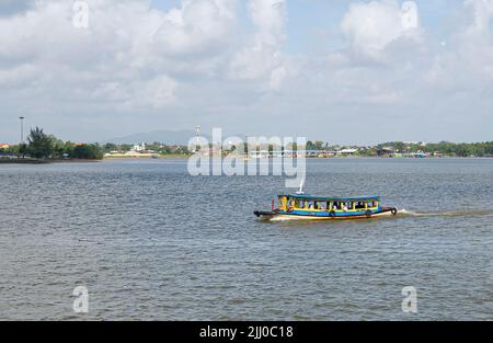 Terengganu, Malaysia: 16. Jan 2022: Wassertaxi, das noch immer für den Transport von Menschen im Ostküstenstaat Malaysia verwendet wird. Stockfoto