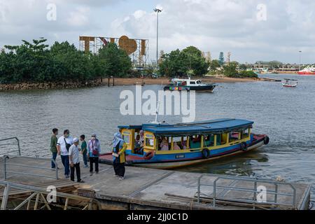 Terengganu, Malaysia: 16. Jan 2022: Wassertaxi, das noch immer für den Transport von Menschen im Ostküstenstaat Malaysia verwendet wird. Stockfoto